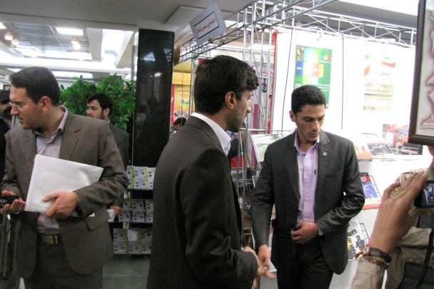 بازدید از غرفه دانشگاه کاشان توسط دکتر دارا و دکتر متقی